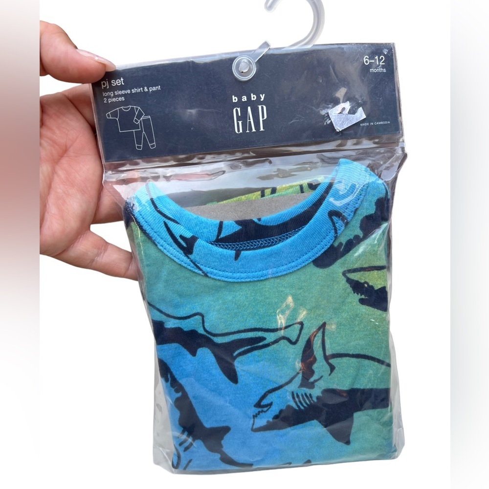 NWT BABY GAP Long Sleeve Shirt & Pant 2 Piece Shark Print Size 6-12 months